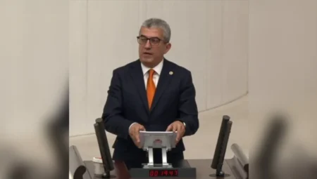 CHP’li Gökhan Günaydın: ‘Ekrem İmamoğlu’nu hedef alarak demokrasiyi, avukatları tutuklayarak adaleti çökertiyorsunuz’